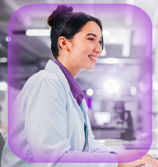 Pesquisadora segurando amostra de sangue